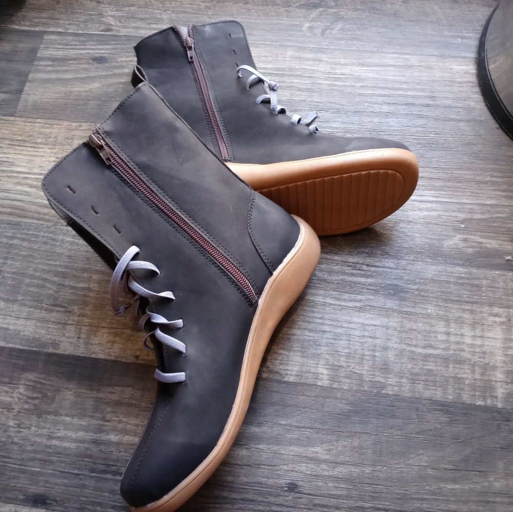 Boots - Picture 5 of 5